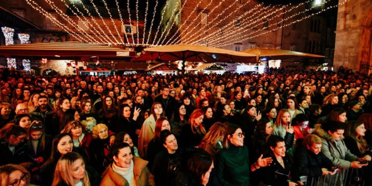 Slobodna Dalmacija – FOTO Pogledajte kako je bilo sinoć na adventu koji je lani bio bolji od splitskog! Prepun trg, glazba, hrana…