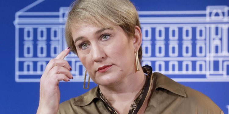 Slobodna Dalmacija – Gradonačelnica Supetra pobrisala HOS-ove grafite, napali joj oca branitelja: ‘Volim svoju domovinu, unose strah i nemir’