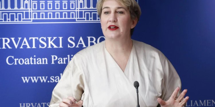 Slobodna Dalmacija – Gradonačelnica Supetra poslala poruku moliteljima koji kleče na trgovima: ‘Jadnici. Demonstrirate prezir prema ženama‘