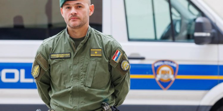 Slobodna Dalmacija – Heroji splitske specijalne policije spasili čovjeka od sigurne smrti u požaru: ‘U gustom dimu sam izvukao pištolj…’