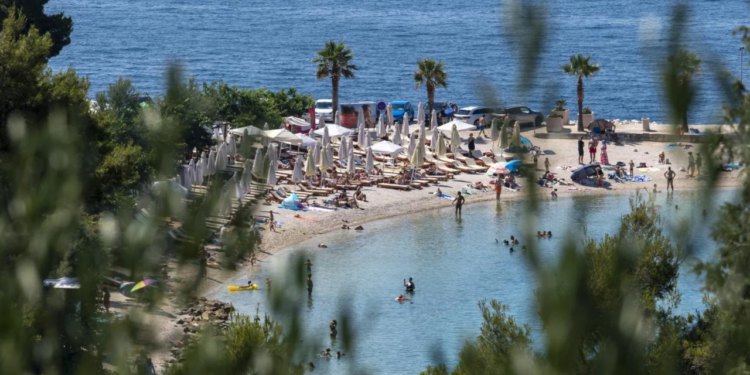 Slobodna Dalmacija – Investitor na splitskoj plaži rušio i gradio bez dozvole!? Nakon 8 godina zaradili kaznenu prijavu, pljušte optužbe