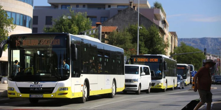 Slobodna Dalmacija – Iz splitskog ‘Prometa’ zaprijetili učenicima, smiješe im se kazne; to što rade nije dovoljno, a sve im je servirano…