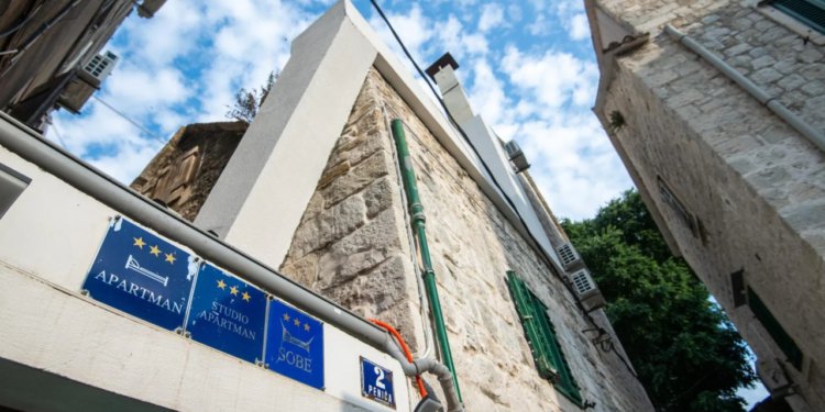 Slobodna Dalmacija – Je li ovo splitski rekorder?! ‘Gole’ zidove i 10 kvadrata iznajmljuje za 950 eura, plus PDV! Morate vidjeti oglas