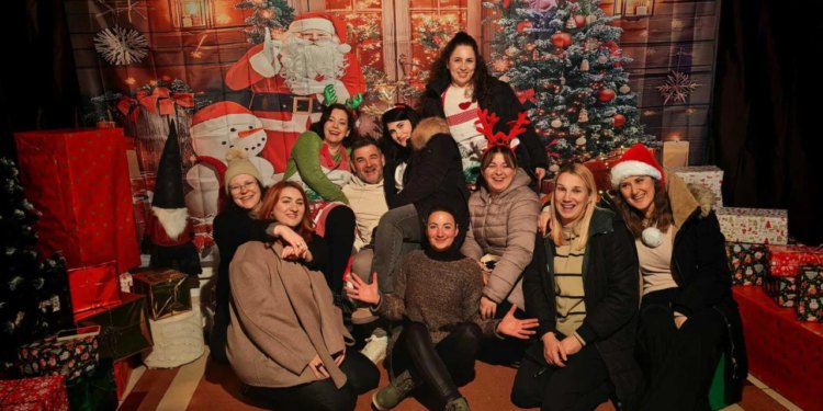 Slobodna Dalmacija – Ma, bravo! Na ovom adventu nema razbacivanja i pijančevanja; vlada pravi božićni duh. Pomažu potrebitima