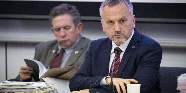 Slobodna Dalmacija – Nije počelo, a već se ‘zakuhalo’ između Ivoševića i Sanadera! Razlog je Bauk: ‘Ljubičice bijela, tko nam je šerif?’