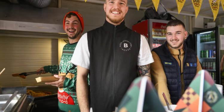 Slobodna Dalmacija – Obišli smo adventske lokacije u centru Splita: ‘Ljudi se napiju…’ Cijene? Svi su već otupjeli, ali zato fritule…