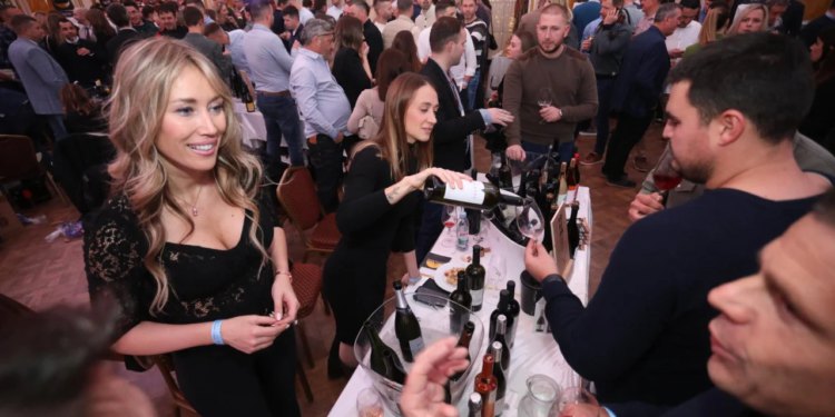 Slobodna Dalmacija – Od škrleta do plavaca: prestiž je ovdje pokazati vina iz svojih podruma, mirisalo je na najbolje