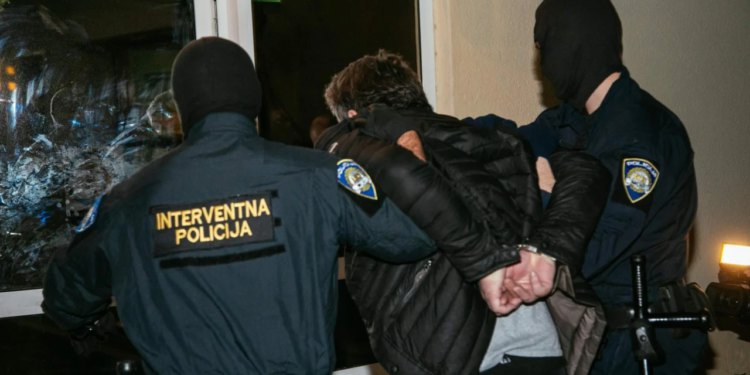 Slobodna Dalmacija – Opasni razbojnik konačno dolijao splitskoj policiji; prijetio nožem, vezao ljude, držao ih zatočenima, tukao, krao…