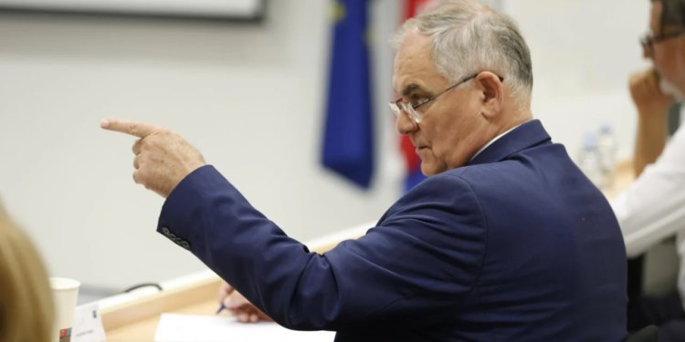 Slobodna Dalmacija – Osiguran novac za udžbenike: Rebalans županijskog proračuna prošao uz žustra prepucavanja