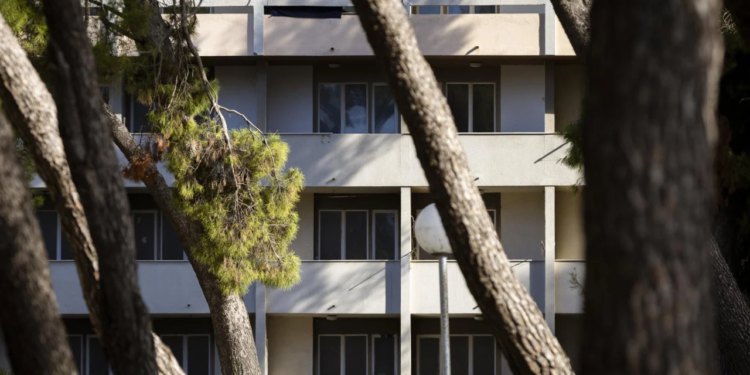 Slobodna Dalmacija – Pečat je tu, ali kad ćemo do kreveta? Procedura oko doma je skupa i trajat će