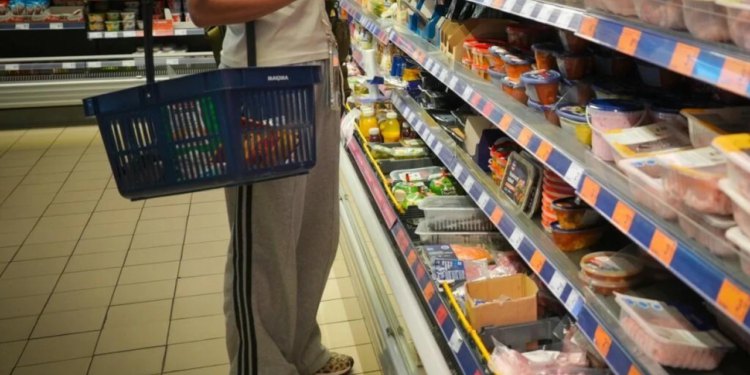 Slobodna Dalmacija – Pošast plijesni u domaćim trgovinama: ‘Što smo mi? Stoka? Ljeti su derali cijenama, a sad nam uvaljuju smrdljivu hranu!’