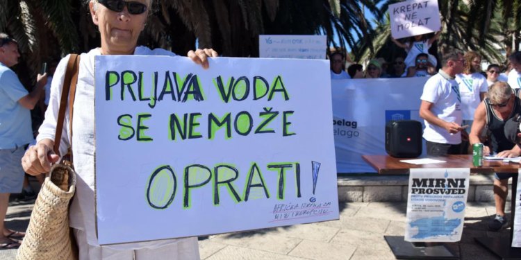 Slobodna Dalmacija – Potpisan najvažniji ugovor koji veže naša 3 udarna otoka! EU naredio, ljudi se bunili, ali ipak se sprovelo…