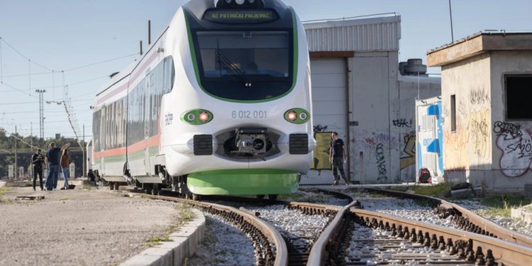 Slobodna Dalmacija – Povijesni dan za hrvatske željeznice: prvi domaći baterijski vlak kreće iz Splita