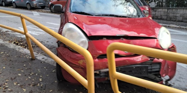 Slobodna Dalmacija – Prometna nesreća u centru Splita, sudarila se dva automobila! Policija je na terenu, počele su se stvarati gužve…