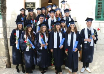 Slobodna Dalmacija – Promovirano 23 prvostupnika ekonomije i magistara studija Hotelijerstvo i gastronomija; voditeljica: ‘Zauvijek smo naši’