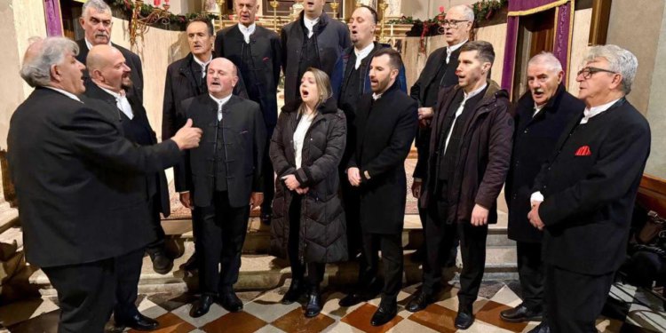 Slobodna Dalmacija – Pučki pivači iz Kaštel Lukšića oduševili su publiku, koncert u Trstu pretvorio crkvu u hram tradicije i zajedništva