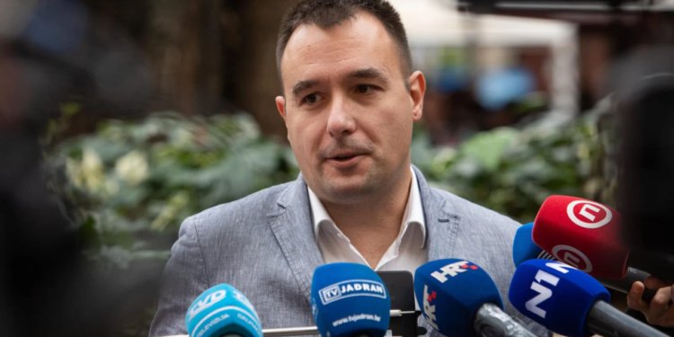 Slobodna Dalmacija – Puljkova stranka na nogama: ‘Najveća prijevara birača u povijesti! On je tajni HDZ-ovac…’ ‘Ništa od doma još dugo…’