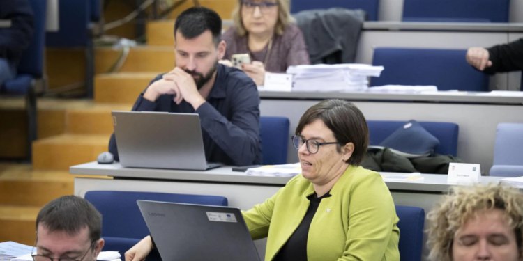 Slobodna Dalmacija – Puljkova vijećnica ‘izrešetala’ Bobanovu pročelnicu; važna poliklinika seli u bolnicu: ‘Koji je smisao ovoga?!’