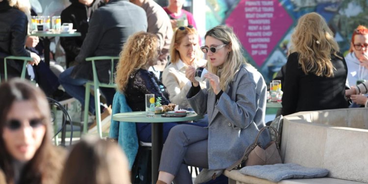 Slobodna Dalmacija – Sjever Europe cvokoće zubima zbog oluje Johannes, a Dalmatinci guštaju u šetnji. Pogledajte današnju idilu iz Makarske