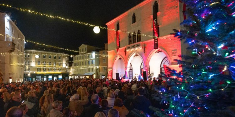 Slobodna Dalmacija – Splićani, ove subote je ludilo, nećete znati kud biste prije! Na Rivi kultni buvljak, Djed Božićnjak, navečer koncert…