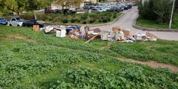 Slobodna Dalmacija – Splićanin ogorčen na sramotu u svom kvartu, pisao i Šuti, uzalud: ‘Ovo stoji već 3 mjeseca! A meni kazna od 130 eura…’