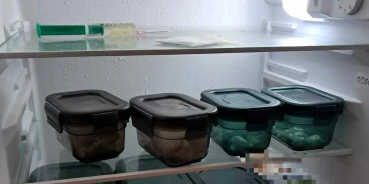 Slobodna Dalmacija – Splićaninu u frižideru našli dva i pol kilograma droge, ‘puknut’ ćete kad vidite što je na bizarnoj slici zamagljeno