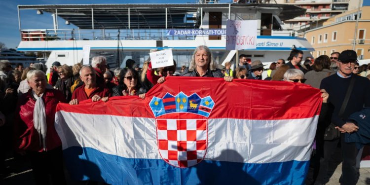 Slobodna Dalmacija – Splitskog antifašista rastužila Oparina objava u kojoj ih naziva ‘gamadi jugoslovenskom’: ‘Budi čovjek, raspitaj se…’