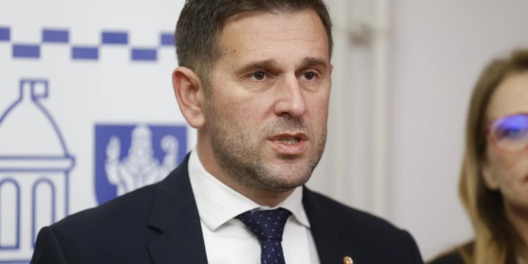 Slobodna Dalmacija – Šuta ‘ispalio’ Ivoševića oko Arene: ‘Ljubomoran je i laže! Neka kaže tko mu daje ključeve luksuznih auta…’