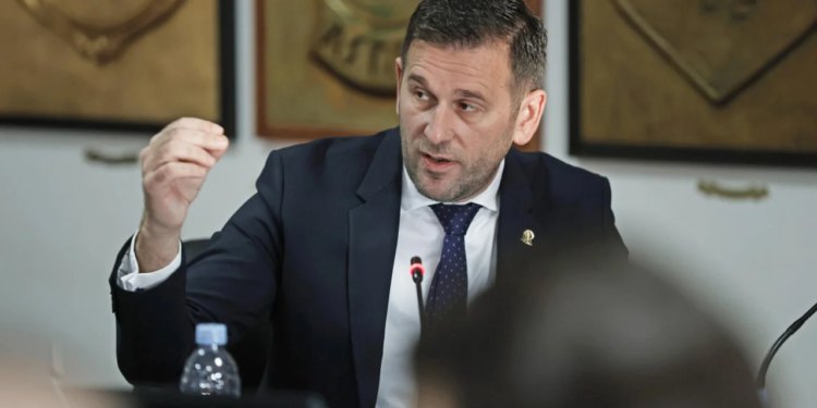 Slobodna Dalmacija – Šuta neočekivano ‘pukao’: ‘Ja hodam gradom i govorim koja žarulja ne radi! Odbili su poslušnost, sve sam ih postrojio’