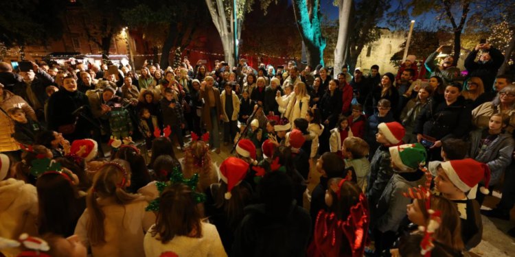 Slobodna Dalmacija – U Đardinu zapaljena druga adventska svijeća; Gradonačelnik Šuta: ‘U gradu se osjeća duh zajedništva i ljubavi’