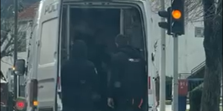 Slobodna Dalmacija – VIDEO Širi se snimka na kojoj policajac u kombiju udara šakama uhićenog muškarca! Policija: Prvi je napao, istražit ćemo