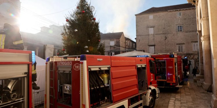 Slobodna Dalmacija – Vatrogasci imaju pune ruke posla! Ponovno gorilo u Trogiru, u Komiži se zapalila jelka, u Štafiliću eksplodirao lonac…