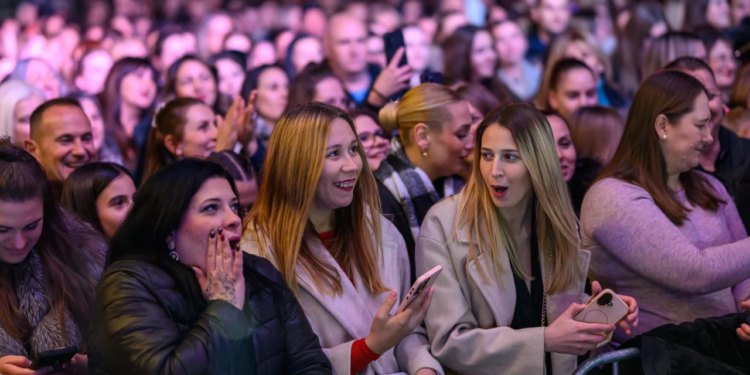 Slobodna Dalmacija – Večeras se otvara Advent koji je lani posramio Split! Nastupa zvijezda regije; miljenik žena napunit će grad
