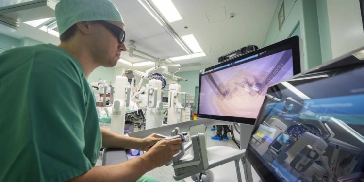 Slobodna Dalmacija – Zašto KBC Split i dalje ima samo jednog robota za precizne operacije?! Kirurzi uputili apel, nazvali smo ministricu…