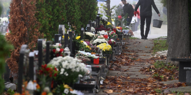 Snimka s hrvatskog groblja ide u svijet, tu je i Mercedes: Nezabilježeno u modernoj državi