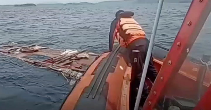 Spasioci pretražuju olupinu nakon smrti nogometnog trenera u Indoneziji | Vijesti