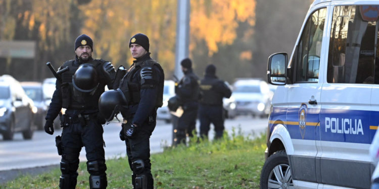 Sportske novosti – Derbi nije prošao bez uhićenja, policija privela 54 navijača Dinama i Hajduka. Zabranjeni predmeti, alkohol…