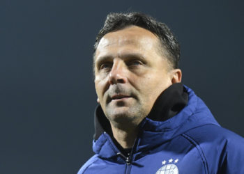 Sportske novosti – Dinamov autogol: Zar se u plavom domu plaše pitanja ili Kovačević novinarima pokazuje ‘srednji prst’?