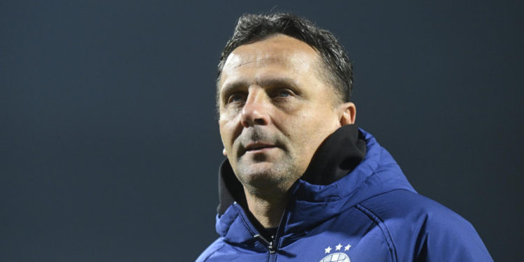 Sportske novosti – Dinamov autogol: Zar se u plavom domu plaše pitanja ili Kovačević novinarima pokazuje ‘srednji prst’?