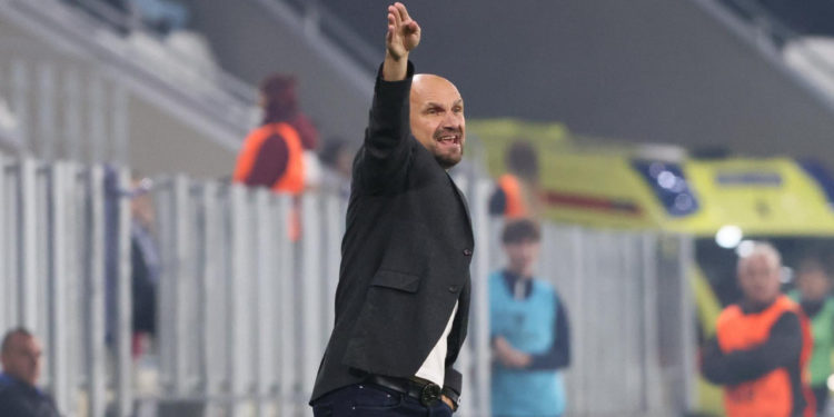 Sportske novosti – Navijači Osijeka poklanjaju godišnje ulaznice, Sopiću poručuju: ‘Ne moraš se ispričavati, nisi ti doveo ove tepsije’