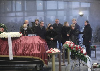 Stotine ljudi na posljednjem ispraćaju Sanjina Španovića: Stigli Tomašević i Milanović
