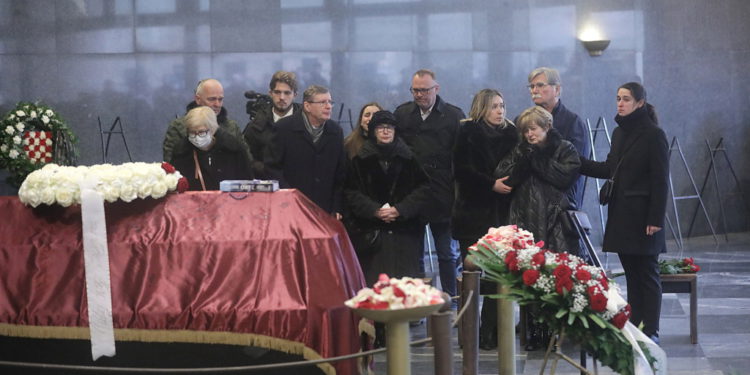 Stotine ljudi na posljednjem ispraćaju Sanjina Španovića: Stigli Tomašević i Milanović