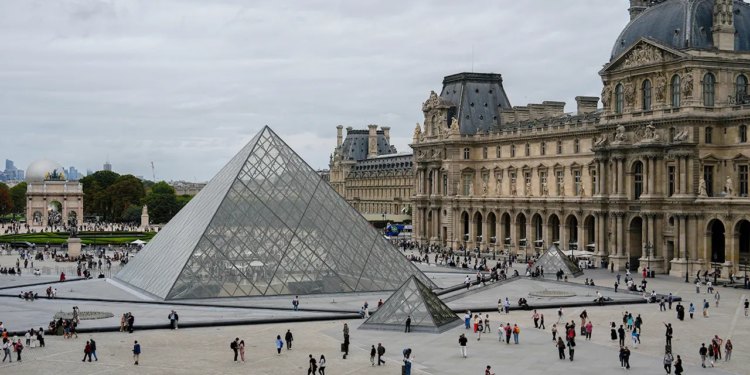 Stotine rijetkih knjiga oštećene nakon što je pukla cijev poplavila muzej Louvre