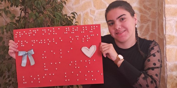 Studentica iz Kaštela napravila prvu novogodišnju čestitku na Brailleu za gluhoslijepu zajednicu