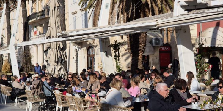 Sunce izmamilo Splićane na Rivu, štekati se polako pune