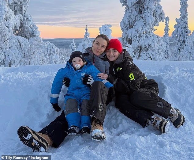 Supruga Gordona Ramsaya Tana igra se u snijegu s kćeri Tilly i sinom Jessejem Jamesom tijekom putovanja u Laponiju – tjedan dana prije Hollynog vjenčanja s Adamom Peatyjem usred obiteljske svađe