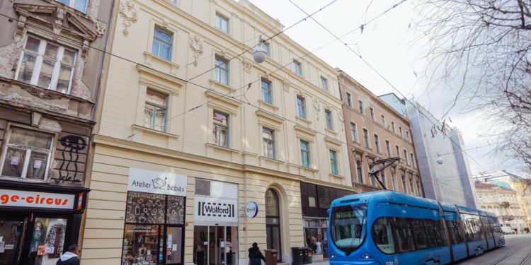 Sutra u podne ističe bitan rok: Građani opkolili centar grada, red sve dulji