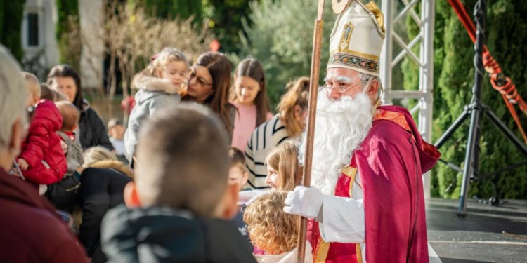 Sveti Nikola darovao dječicu ispred Studentskog centra. Pogledajte kako je bilo