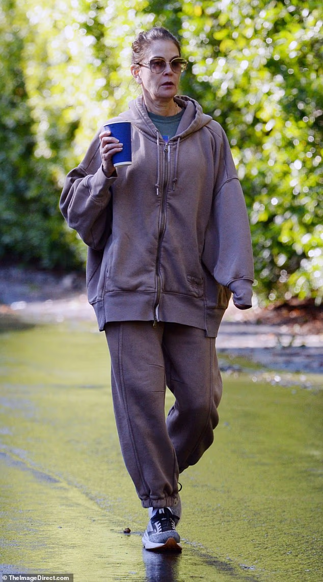 Teri Hatcher iz serije Očajne kućanice izgleda daleko od glamuroznosti u vrećastim trenirkama u šetnji s kćeri