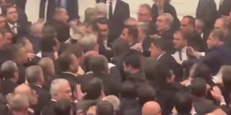 Totalna makljaža u turskom parlamentu, zastupnici poludjeli